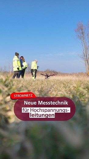 Installation per Drohne 🚁Die Kolleg*innen der N-ERGIE Netz GmbH haben an 15 Abschnitten unseres Hochspannungsnetzes kugelförmige Sensoren installiert – mithilfe einer speziellen Drohne. Die Sensoren messen in Echtzeit z. B. die Temperatur der Leiterseile – ein entscheidender Faktor für die Strommenge, die transportiert werden kann. So lässt sich unter bestimmten Bedingungen mehr erneuerbarer Strom ins Netz bringen. 💡🌱 #energiewende #stromnetz #franken | N-ERGIE Aktiengesellschaft