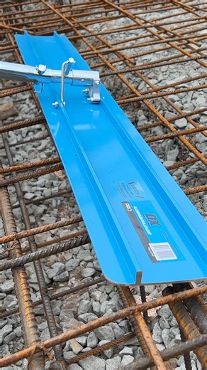 A closer look at how the twist and tilt knuckle operation helps to tilt the float forward and backwards to suit the direction of pull/push. #ConcreteLove #ConcreteJungle #ConcreteInspiration #ConcreteArt | OX Tools UK