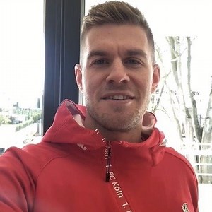 Bleibt zu Hause und bleibt fit. Der #effzeh unterstützt die Aktion SPORT@HOME der Stadt Köln. 🔴⚪ Täglich um 18.30 Uhr gibt es eine etwa 20-minütige Trainingseinheit, die bei fit.KÖLN übertragen wird. Heute ist Simon Terodde dabei. | 1. FC Köln