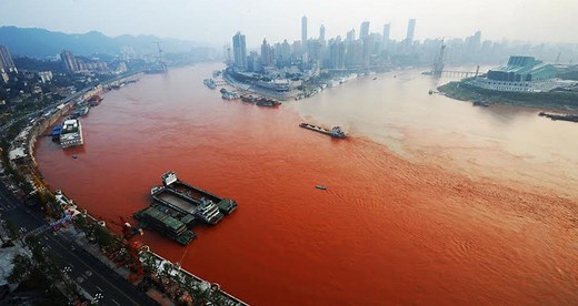 26 Surreal Images Of The Pollution Strangling China's Yangtze River