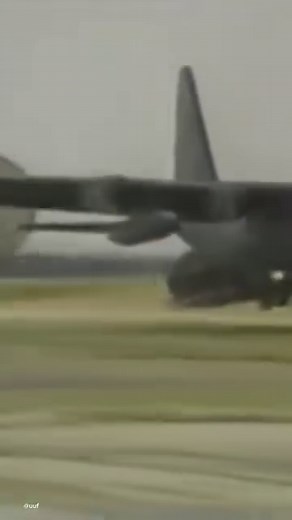 “C-130 Hercules delivering an M551 Sheridan light tank using LAPES (Low Altitude Parachute Extraction System) in 1987 🇺🇸” Seen on: @uufzy - #aviation #AvGeek #Military #LowAltitude #c130 #c130hercules #m551 #m551sheridan #tank #AirDrop #Cargo 📸: mollyisagooddog | Aviation Mafia