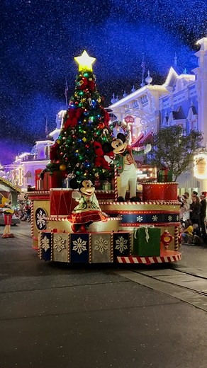 Okay let’s go ❄️✨ #Disney #DisneyParks #DisneyWorld #MickeyMouse #Holidays #TikTokHolidays #LetsGo #Parade #DisneyVoices