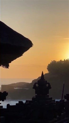 Bali sunrise: golden light over rice terraces and jungle mist 4K