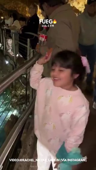 ¡DESEO NIVEL PREMIUM! niña lanza la tarjeta de su mamá en vez de monedas y se vuelve viral.
