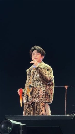 收到杂志翻相册，月月你该15号唱的 #雷朋99