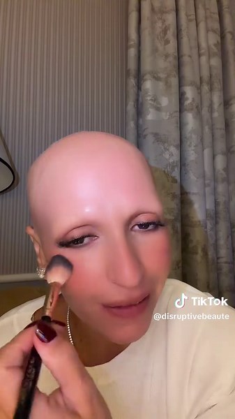 On me l’a demandé et je me dis toi aussi tu te le demandes sûrement : elle était comment Disru avant avec ses cheveux ? J’ai utilisé le crayon yeux 10 matte brown 12H colorful, l’éponge tap that puff, le filtre de perfection de teint watch that glow 02, la colle faux cils et le crayon 8HR colorfull lip liner 02 @Sephora Collection 📍Milan, invitation
