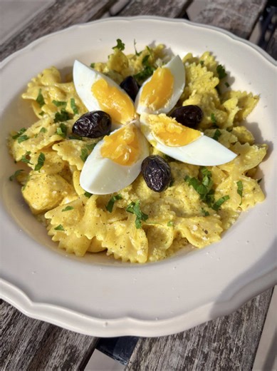 Pâtes crémeuses au poulet à la tunisienne. Makrouna zaara. Ingrédients : • 1 blanc de poulet • 1 filet d’huile d’olive • 1 oignon • 5 gousses d’ail • 2 feuilles de laurier • 250 g crème fraîche épaisse • 4 fromages triangle • 100 g parmesan • 100 g cheddar râpé • épices : sel, poivre, 1 càc curcuma, 1 cas Tabel karwiya, 1 cas herbes de Provence • les pâtes de votre choix • pour la déco : olives noire, œufs durs, parmesan et persil frais. #recettefacile #cuisinetunisienne