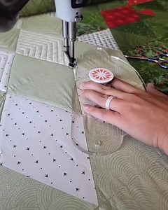 Cuz ruler quilting is fun! #piecenquilt #machingquiltingwithrulers #nataliabonner #GammillQuilting #quiltersdreambatting | Piece N Quilt