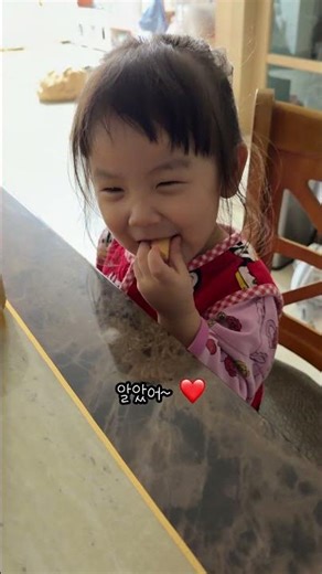 "아빠 또 줘!" 말문 터진 2살 아기의 간절한 야식 타임 🌭