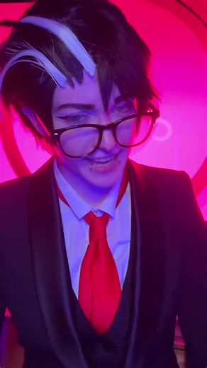 introducing my vincent with a bang 💥 #cosplay #cosplayer #hazbinhotel #voxhazbinhotel #voxcosplay