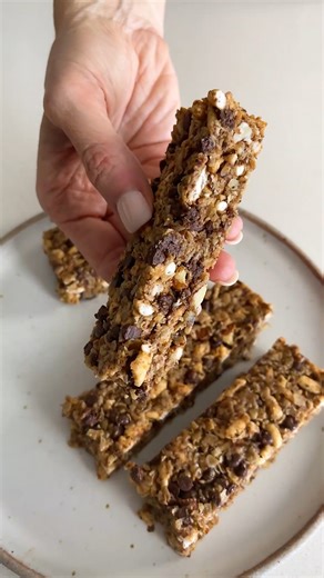 Easy Homemade Granola Bars! They’re the ideal portable snack that strikes a balance between sweet and salty. But most importantly, they nail that chewy texture we all know and love in a classic granola bar. Recipe at: https://downshiftology.com/recipes/chewy-chocolate-chip-granola-bars/ | Downshiftology