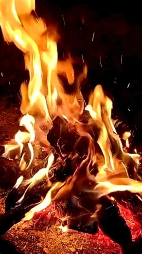 🔥 Oíche Shamhna shona daoibh go léir 🔥 Samhain is the night when the veil between the living and the dead is at it's thinnest... "For on this night Them that’s away Could be back again Out of the clay." 'All Soul's Night' by John O The North, recited by Dara Vallely #Samhain #Samhain2025 #AllSoulsNight #Halloweentraditions #IrishHalloween #CelticTradition #HomeofHalloween | The Armagh Rhymers