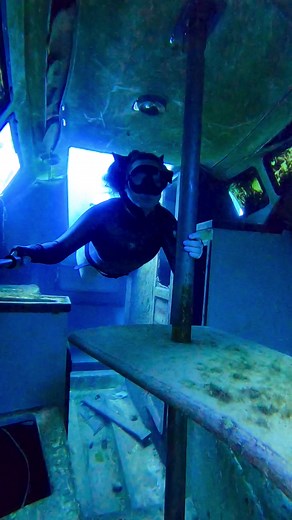 ⛵️ #sailboat #underwater #freediving #swimthrough