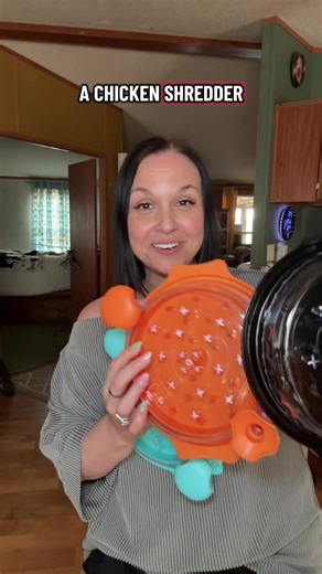 This large twist chicken shredder is a total kitchen game changer. Just place your cooked chicken inside, put the lid on, and twist — it shreds perfectly in seconds with no forks, no mess, and no sore hands. It’s perfect for tacos, salads, casseroles, BBQ, and weekly meal prep. And the best part? It’s not just for chicken! You can also use it for other meats like pork or beef and even boiled eggs for egg salad. Once you try this, you’ll never shred food the old way again! 🍗 #chickenshredder #ki