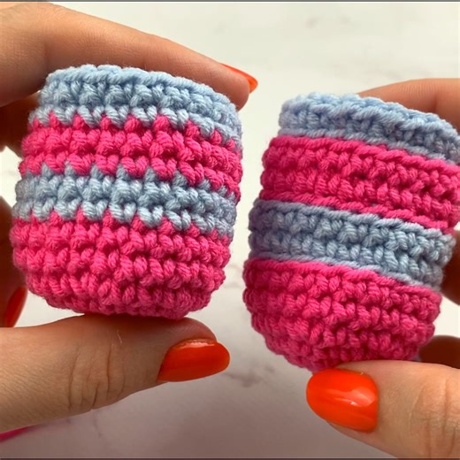 How To Crochet a Clean Color Stripe? This is a good method for creating stripes when you are doing detailed Amigurumi or when you need the colors to be more accurate. #amigurumi #CrochetTips #crocheting #crochetbureau | Crochet Bureau: patterns, tutorials