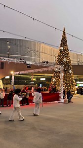 12K views · 821 reactions | ❄️ Ogni weekend gli show dei buskers allietano le giornate di ChorusLife Winterland. Giocolieri, musicisti di strada, spettacoli di marionette e molto altro ti aspetto a Bergamo fino al 18 gennaio! 魯 | STREEAT - European Food Truck Festival | Facebook