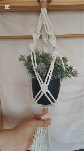 Macramé: curso online y clases personalizadas🪢 on Instagram: "🪴 Un porta maceta sencillo de hacer, con pocos materiales y muy bonito‼️ 🔸️ guarda este video para recordar los qué necesitas! ✔️ argollita madera ✔️ 6 cuerdas cordon de algodon con alma de 200 cm c/u ✔️ 2 cuerdas hilo algodon color 36 hebras de 50 cm Eso es todo! 👉🏻 comenta PROGRAMA para conocer info de mi curso online, en el cuál vas a aprender a realizar objetos decorativos y accesorios desde cero‼️ 👋🏻 hasta la próxima! #mac