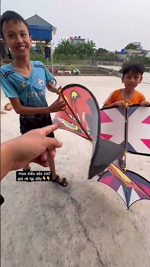 Selling a 1.7m kite to two new kite-making nephews who are into the kite-making business – sellin...