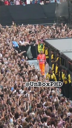 Shania Twain performs MAN I FEEL LIKE A WOMAN at Harry Styles Concert at Wembley Stadium