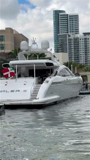 Monster go fast boat with its amazing, essential support vessel #mangusta