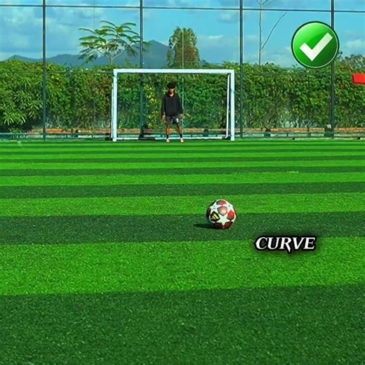 CURVE BALL vs POWER SHOOT TUTORIAL ⚽️. #football #footballskills #soccer #curveball #powershoot @highlight