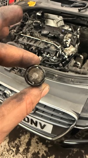 Injector servicing & walnut blasting 🫧🧼 Broken look at what was left of the filter baskets😬 The most common cause for injector failure ❌ Metal filter baskets FTW 🙌 @asnufuelinjection machine still going strong 💪 | CRS Autos