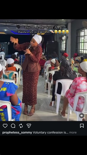 Why’s the member on pink and white gown looking at her like that? Focus on the lady on the seat behind her 😳😳😳