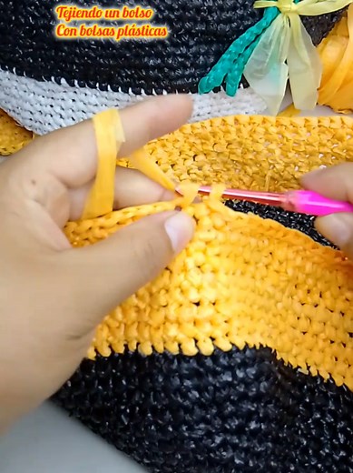 Tejiendo un bolso de playa con bolsas recicladas