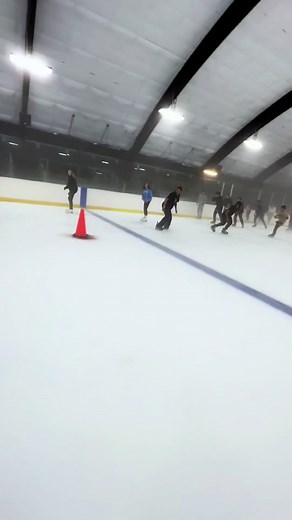 Do you know how to iceskate backwards❓#foryou #icerink #iceskating #freestyle #hockey #fun