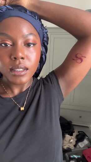 Everyone told me the healing process for a #redinktattoo on dark skin was going to be grim but I’m strongheaded so I did it anyway. I’m absolutely obsessed now though 🙏🏾🙏🏾🙏🏾🙏🏾🙏🏾#tattoo #redinktattoo