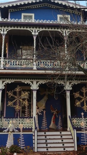 Doors of Cape May: Holiday Edition 🎄 Cape May is dressed for the holidays and your winter getaway starts at our door ♥️ | La Mer Beachfront Resort