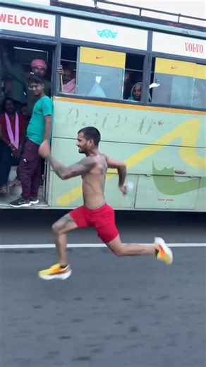 1.5M views · 4.5K reactions | Keeping up with a bus w/ @sprinter_gopi 勞 #Speed #sprinting #commute #BeastMode #TrackStar | People Are Awesome | Facebook