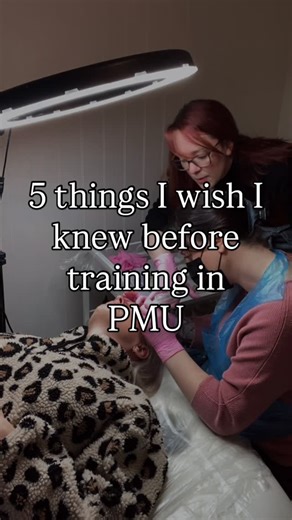 Permanent Makeup & Training West Sussex on Instagram: "5 things I wish I knew before training in PMU 1️⃣ PMU doesn’t automatically give you freedom I assumed learning PMU would fix the “always busy” problem. What I didn’t realise is that without the right setup, you can still end up overworking, just in a different way. PMU gives opportunity. Strategy gives freedom. 2️⃣ Slower learning builds faster confidence Trying to learn brows, lips and eyeliner all at once sounds efficient… but confidence