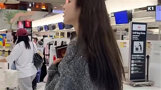 雅诗兰黛智妍胶原乳霜，轻盈质地秒吸收，滋润不黏腻。早晚护肤步骤中使用，肌肤状态稳定，干燥细纹改善明显，适合日常通勤与长时间用电脑后的急救护理。