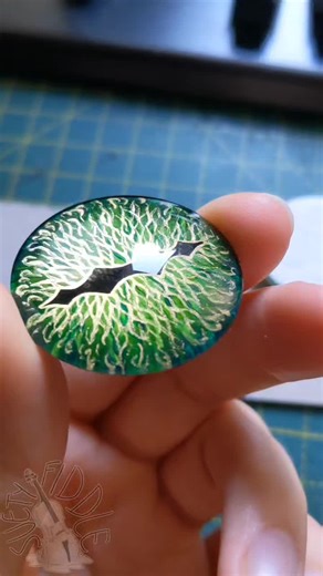 a #golden #gecko #eye #tutorial today. missing a couple of steps but mostly there 😅 #handmade #handpainted #eyetutorial #painttutorial #howto #mimic #monster #dragoneye #fantasyart #chillcrafts
