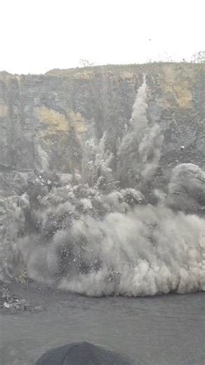 Nobody does it better than the Irish!🇮🇪 From the quarry into a mould within a day! #Betonblock #concretemoulds #concrete #concretesolutions #concreteblocks #Quarry | Betonblock - Moulds & Equipment