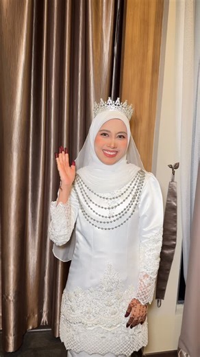 DRAPER & CONSULTANT on Instagram: "Thank you for having me, selamat pengantin baru🥰 Hijab styling 👰🏻‍♀️ @_syahidatuah Location📍: Prestigo Hotel MUA 💄 @sitimahanimua_ Hijab 🧕🏻 : @pizzascraf Color Code: BF Offwhite Hijab drapper : @psdd_johorbahru"