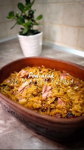 Podvarak sa slatkim kupusom i kolenicama 🥘🍖 Sastojci: •1 veća glavica slatkog kupusa (oko 1,5–2 kg) •1 crni luk •1 praziluk •1 šargarepa •5–6 čenova belog luka •100-150g slanine •2 dimljene kolenice •2 kašike masti •1-2 kašike suvog začina (zavisi od stanice kolenica) •1 kašika mlevene crvene paprike •300 ml vode •2–3 kašike sirćeta •Peršun po ukusu Priprema: Kolenice dobro oprati pod mlazom vode, zatim ih staviti da se kuvaju oko sat vremena. Za to vreme naseckati crni luk, praziluk, šargarep