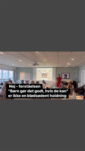 Det nye børnesyn er ikke et udtryk for blødsødent hensynsbetændelse – det nøglen til professionel handlekraft Hos Relationsformidlerne møder vi gang på gang denne misforståelse: At forståelsen; “Børn gør det godt, hvis de kan” betyder, at vi slipper ledelsen, fjerner alle kravene og lader barnet styre. Hvis det var sandt, ville det være omsorgssvigt. For børn har brug for voksne som fører an, nogle der guider, sætter rammer, tager ansvar og tilbyder omsorg. Det nye børnesyn tilbyder os først og 