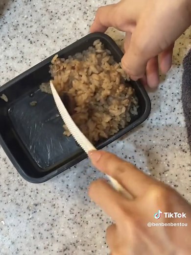 今日はタコの旨煮の煮汁を使ってタコ飯🐙 タコはほとんど入っていないけど、ちゃんとタコ飯の味！！😝 ニラと玉ねぎとタンミョンの炒めたやつは、残り物で適当に作ったもの🤫 ごま油とお塩は間違いなく美味しい🤤 #お弁当作り #料理動画