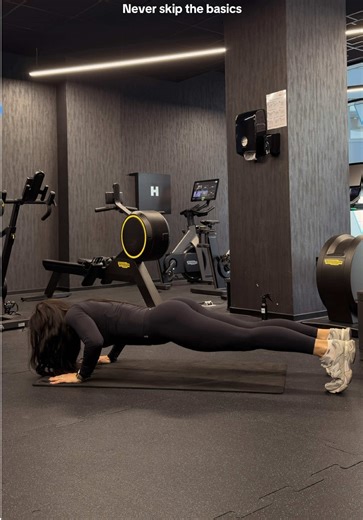 Sometimes the most effective exercises are also the simplest.💪🏼 Push-ups are one of the best bodyweight movements for building upper body strength, core stability, and control. They challenge the chest, shoulders, triceps, and core while teaching you how to move your body as one strong unit. Key things I focus on: - Hands positioned under the shoulders - Core engaged and body in one straight line - Controlled lowering and strong push back up - Quality reps over rushing through them Mastering t