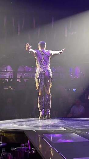 Backflip into a split…showstopper! 😂 #backflip #heels #nonbinary #voltairelv #kylieminogue