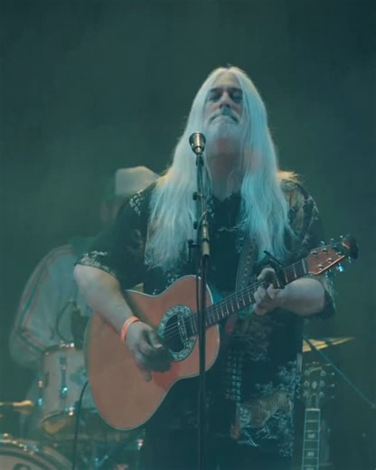 🌟Close to selling out all our shows in January 2026. Amsterdam Paradiso 10 year anniversary show, our first shows ever in Austria and Scandinavia, what’s not to love?! We can’t wait ♥️♥️ | Young Gun Silver Fox