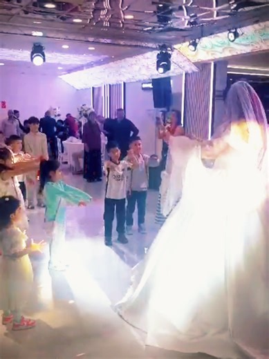 Auf meiner eigenen Hochzeit habe ich mir fünf Minuten Zeit genommen nur für die Kinder. 🤍 Weil sie sonst oft nur hin und her geschoben werden oder irgendwann einfach rausgejagt werden von der Tanzfläche. Aber Kinder gehören dazu! Sie sind Teil von solchen Momenten. Also haben wir getanzt. Gelacht. Einfach sie selbst sein dürfen. Und genau das war einer der ehrlichsten Momente an diesem Tag. ✨ Manchmal braucht es nicht viel nur jemanden, der sie sieht. #erzieherin #bride # #wedding #viral #fy