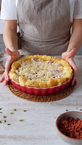 Bon Ap’ on Instagram: "Quiche aux pommes de terre sans pâte ! 😋 #food #recette #quiche 1 kg de pommes de terre 600 g de crème fraîche 3 oignons rouges 200 g de lardons 100 g de fromage Oignons nouveaux Cuisson : 20 minutes à 200°C"