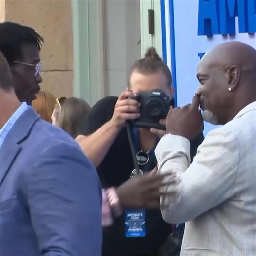 Michael Irvin and Emmitt Smith catching up on the red carpet, before tonight’s premiere of the Netflix documentary, “America's Team: The Gambler and His Cowboys". | Mike Leslie