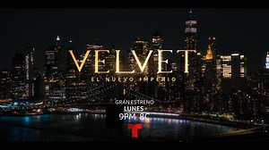 Velvet, el Nuevo Imperio: tráiler, fecha de estreno, elenco y trama Cada vez está más cerca el esperado estreno de la nueva súper producción de Telemundo, “Velvet, el Nuevo Imperio”, una adaptación moderna de la aclamada serie española ‘Velvet’, que será protagonizada por Yon González y Samantha Siqueiros. Además, marcará el debut de Carolina Miranda como antagonista. Mira aquí el tráiler oficial y todos los detalles de este drama: fecha de estreno, elenco completo, y trama. Fecha y hora: ¿Cuánd