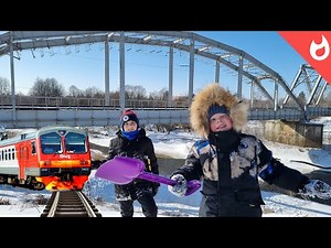 Interesting railway bridges and trains in winter / Winter walk and electric trains