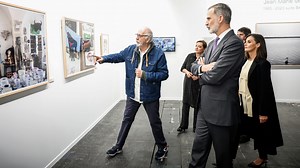 Los Reyes inauguran Arco y se detienen ante la intrigante luz del fotógrafo Jean Marie del Moral en el estand de EL PAÍS
