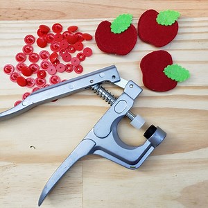 No "Dica Prática" desta semana você vai aprender a colocar botão de pressão de plástico (Botões Ritas) nas suas peças, usando o alicate. O alicate é uma alternativa bacana para as meninas que estão começando e ainda não querem investir no balancim. Assista o vídeo e veja como é fácil de usar. | Ana Ama